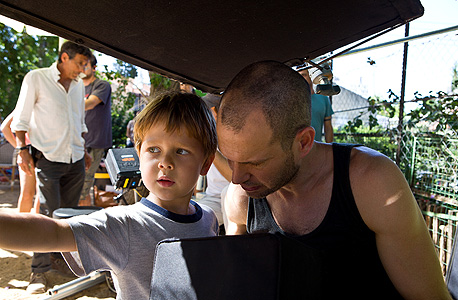 לפיד מנחה את הילד אבי שניידמן המשחק בסרט, צילום: נמרוד גליקמן