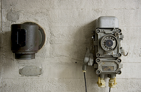  טלפון מימי מלחמת העולם השנייה קבוע בקיר, צילום: איי אף פי