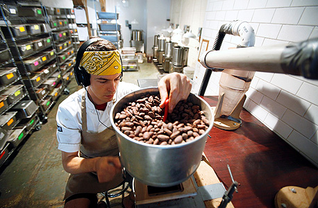 Mast Brothers Chocolate. שוקולד בעבודת יד, מגידול הפולים ועד ההכנה 111N 3rd St, צילום: רויטרס