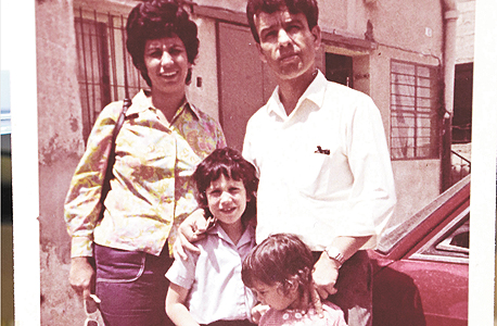 1972. סיגל בר־און (7.5) עם אחותה נורית (4) והוריהן אלי ודבורה ליד מפעל ד"ר פישר בבני ברק