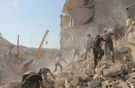 אזרחים סורים מנסים לחלץ נפגעים מהריסות בניין, צילום: רויטרס