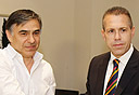 שר התקשורת גלעד ארדן מעניק את הרישיון לזאב גולדברג יו"ר חברת IBC, צילום: רפי דלויה