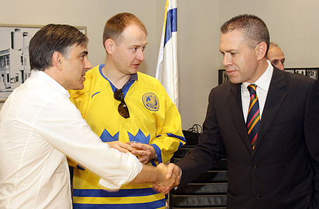 שר התקשורת גלעד ארדן (מימין), ג'ונס בירגסון נשיא ויה אירופה וסגן יו"ר החברה זאב גולדברג יו"ר חברת IBC