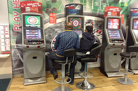 רולטה דיגיטלית ב"פיצוציית הימורים" בדרום לונדון. "הפסדתי בזה 60 אלף ליש"ט בשלוש שנים", אמר לי אחד מתושבי השכונה, צילום: יואב בורנשטיין