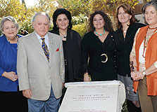 מימין: רות חשין ובני משפחת עזריאלי - דנה, שרון, נעמי, דוד וסטפני, צילום: ישראל הדרי