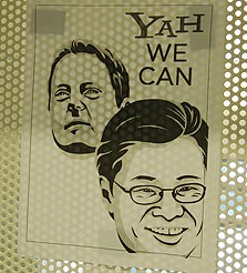 כן הם יכולים? פוסטר של מייסדי יאהו, יאנג ודייויד פילו, במטה יאהו בקליפורניה, צילום: cc-by Yodel Anecdotal/Yahoo! Inc