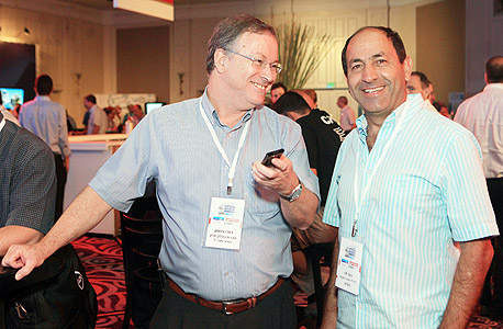 רמי לוי (מימין) בעל רשת שיווק השקמה ודוד ויסמן מבעלי קבוצת אלון, צילום: אוראל כהן