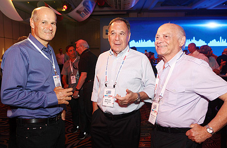 רו"ח יוסי גרוס (מימין), דני גילרמן ואוהד מראני מנכ"ל הכשרת הישוב אנרגיה, צילום: אוראל כהן