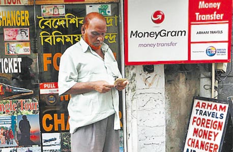 חנות להחלפת כספים בכלכותה, הודו, צילום: רויטרס