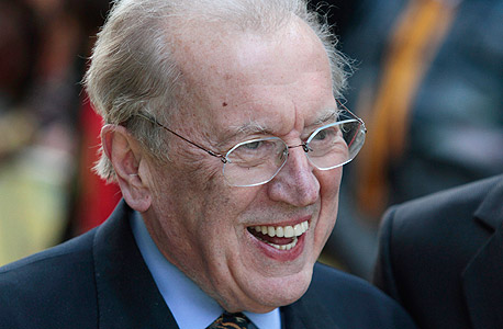 סר דיוויד פרוסט. מת בגיל 74