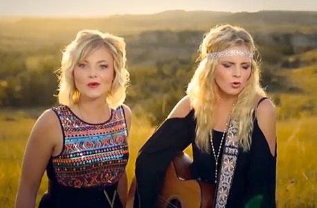 זוג בלונדיניות, שדות אינסופיים, ברוכים הבאים לצפון דקוטה זוג בלונדיניות, שדות אינסופיים, ברוכים הבאים לצפון דקוטה