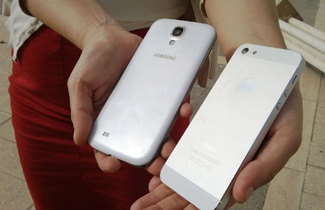 האייפון המתכתי והגלקסי הפלסטי, צילום: ניצן סדן