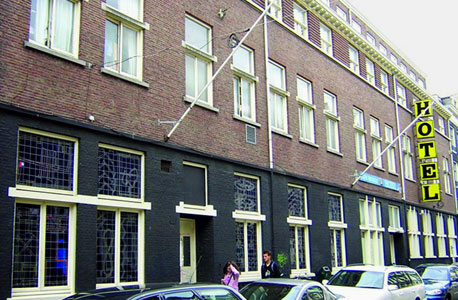 מלון Hans Brinker Budget באמסטרדם. סדינים מלוכלכים ושטיחים מוכתמים בבדלי סיגריה