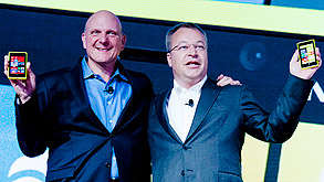 מנכ"ל מיקרוסופט היוצא סטיב באלמר (משמאל) ומנכ"ל נוקיה סטיבן אלופ