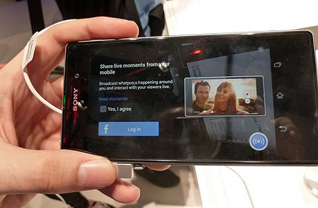 תכונת Social Live תאפשר לכם לשדר סטרימינג חי ממצלמת המכשיר לפייסבוק. , צילום: עומר כביר