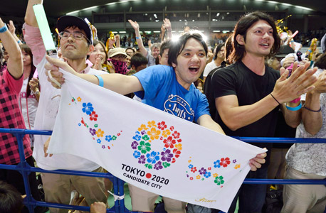 אזרחי טוקיו חוגגים את הזכייה באירוח האולימפיאדה