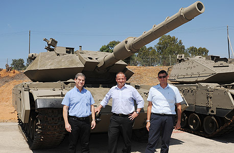 אודי אדם, יו"ר תעש (מימין), הראל לוקר, מנכ"ל משרד ראש הממשלה ואבי פלדר, מנכ"ל תעש