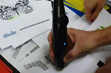 מפעילים את העט באמצעות לחיצה על כפתור. הפלסטיק יוצא מהקצה ומתקשה במהירות לכדי צורה יציבה., צילום: עומר כביר