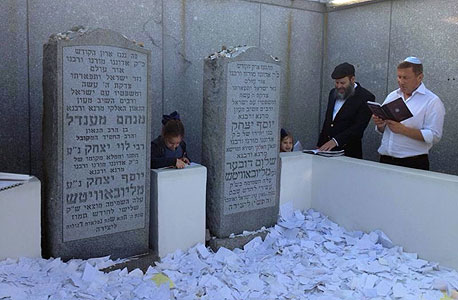 דנקנר מתפלל על קברו של הרבי מלובביץ', צילום: שטורעם.נט