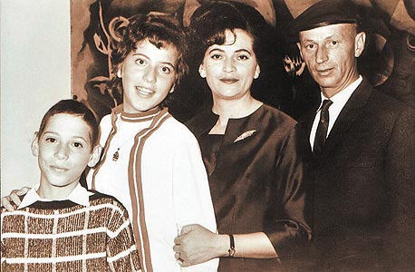 1967. מרים פיירברג (16) עם הוריה רפאל ודבורה ואחיה מנחם (12) באירוע משפחתי