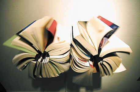 "Rolling Books" של יון־הי קים. גלריה אלפרד