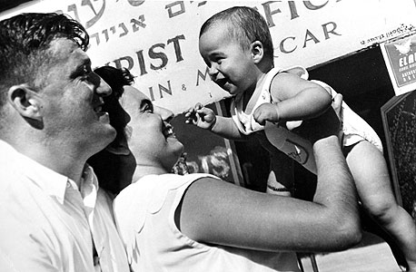 1955. אורי יהודאי, בן חודשיים, עם הוריו שרה וזאב ליד בית הסבים בתל אביב, צילום רפרודוקציה: אוראל כהן