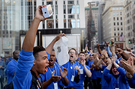 השקת האייפונים: למעלה מ-1,400 איש עמדו בתור מול חנות הדגל של אפל בניו יורק