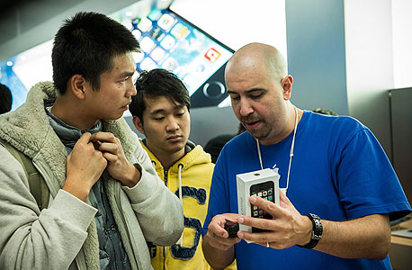השקה השקת אייפון 5s 5c אפל iphone, צילום: איי אף פי