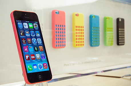 אייפון 5C. מתומחר יקר מדי עבור טלפון טווח-ביניים