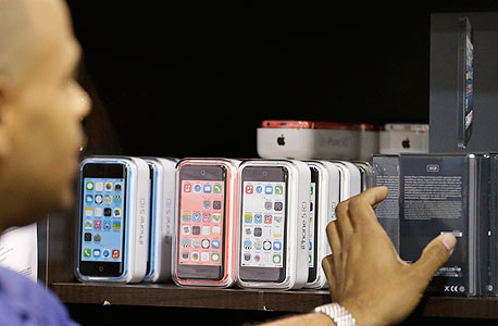מכשירי אייפון 5C בחנות אפל, צילום: איי פי