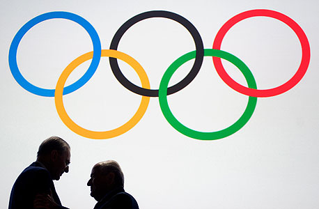 ז'אק רוג וספ בלטאר על רקע הסמל האולימפי. עוד התנגדות
