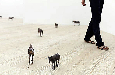 התערוכה Primal. לכל סוס סימן מזהה ולכל אחד שם המייצג תופעת טבע התערוכה Primal. לכל סוס סימן מזהה ולכל אחד שם המייצג תופעת טבע