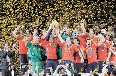 נבחרת ספרד חוגגת ב-2010. הנבחרות בעלות הסיכויים הגבוהים ביותר לנצח הן ברזיל, ארגנטינה, גרמניה וספרד