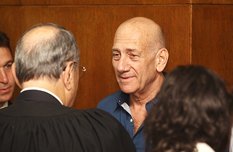 אהוד אולמרט בבית המשפט מעיד בפרשת הולילנד, צילום: אוראל כהן