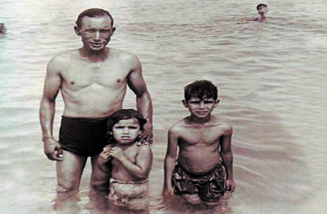 1963. מוסא חסדייה, בן שבע, עם אביו עבד ואחותו מרים, בת ארבע, בחוף הים בחיפה