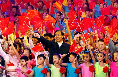 בו בכנס שירים אדומים בצ'ינגצ'ונג ב־2011. הוא "עודד" אנשי מפלגה ופקידי ממשלה לערוך כינוסי שירה המוניים