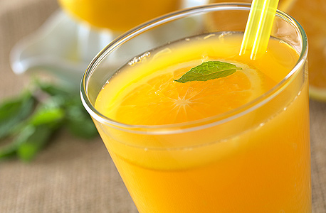 מיץ תפוזים טבעי. ללא ההשפעת הריח, קשה להבדיל בין מיץ למים ממותקים