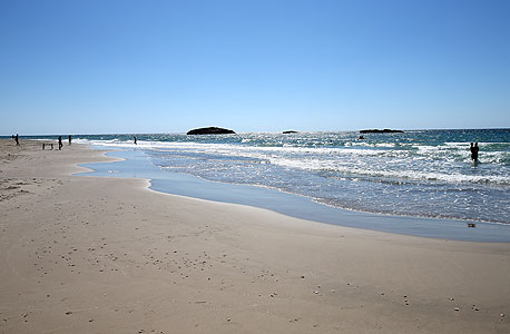 חוף הים של קיבוץ מעגן מיכאל (ארכיון), צילום: אלעד גרשגורן