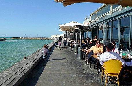 מסעדות בנמל ת"א. זמן לחפש עבודה למי שבחל"ת, צילום: יריב כץ