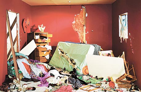 "החדר ההרוס". יצירות המתארות סיפור שלם אך משאירות מקום לפרשנות "החדר ההרוס". יצירות המתארות סיפור שלם אך משאירות מקום לפרשנות