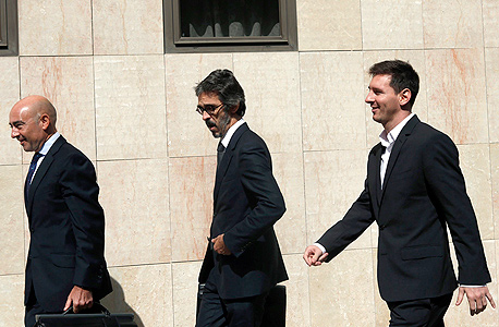 ליאו מסי עורכי דין יוצאים מבית משפט, צילום: רויטרס
