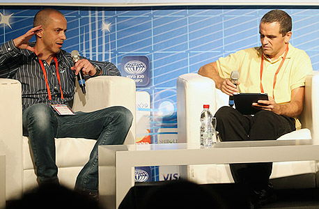 מאיר אורבך (מימין) מראיין את מיקי בודאי, צילום: נמרוד גליקמן
