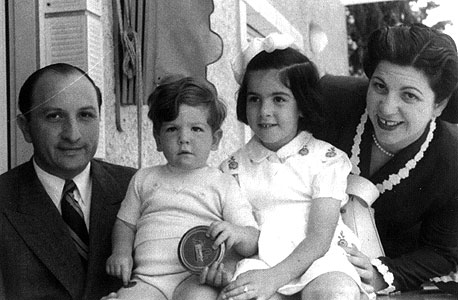 1947. אבי פילוסוף, בן שנתיים, עם אביו דוד ואחותו רני, בת ארבע וחצי, בביתם בתל אביב