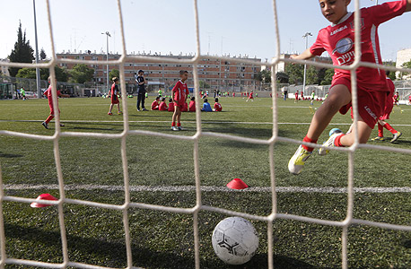 ילדים משחקים כדורגל, צילום: אלכס קומולויסקי