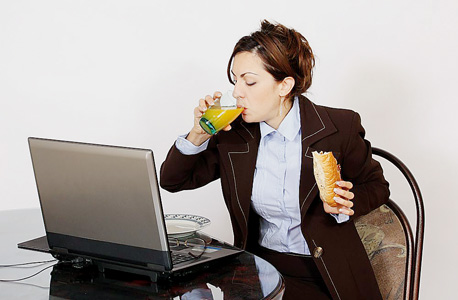  5 סיבות בגללן לא כדאי לאכול צהריים מול המחשב בעבודה