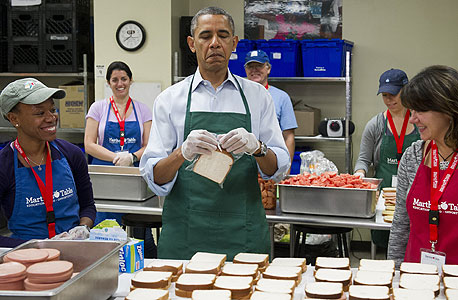 הנשיא אובמה מתנדב בבית תמחוי עם עובדי הממשל המושבתים, צילום: איי אף פי