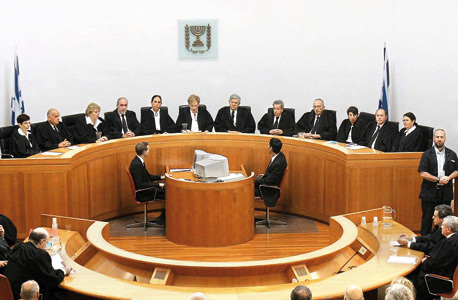 פרופ' אהרן ברק יושב (במרכז) כראש ההרכב בישיבה האחרונה שלו בבית המשפט העליון. ברק סיכל את מועמדותו של מאוטנר לשופט בעליון