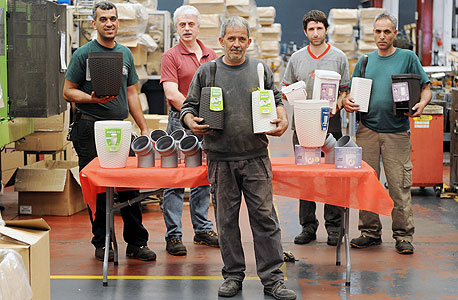 עובדים במפעל ליפסקי באזור התעשייה ברקן. מנהל המחסן והלוגיסטיקה פלסטיני והמנכ"ל "לא יכול בלעדיו"