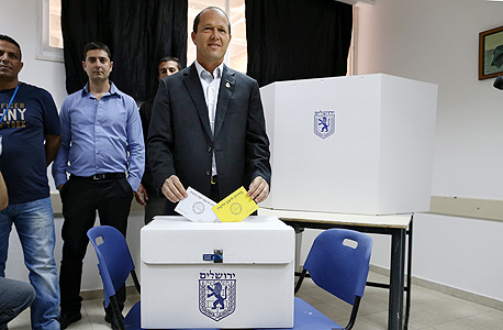 ניר ברקת מצביע בבחירות לעיריית ירושלים, צילם: עמית שאבי