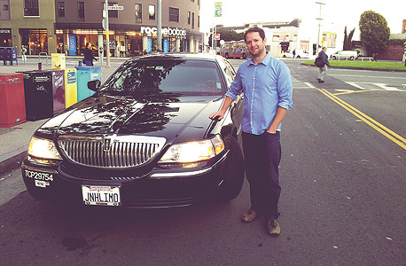 כתב "כלכליסט" אסף גלעד לצד מכונית אובר, צילום: אסף גלעד